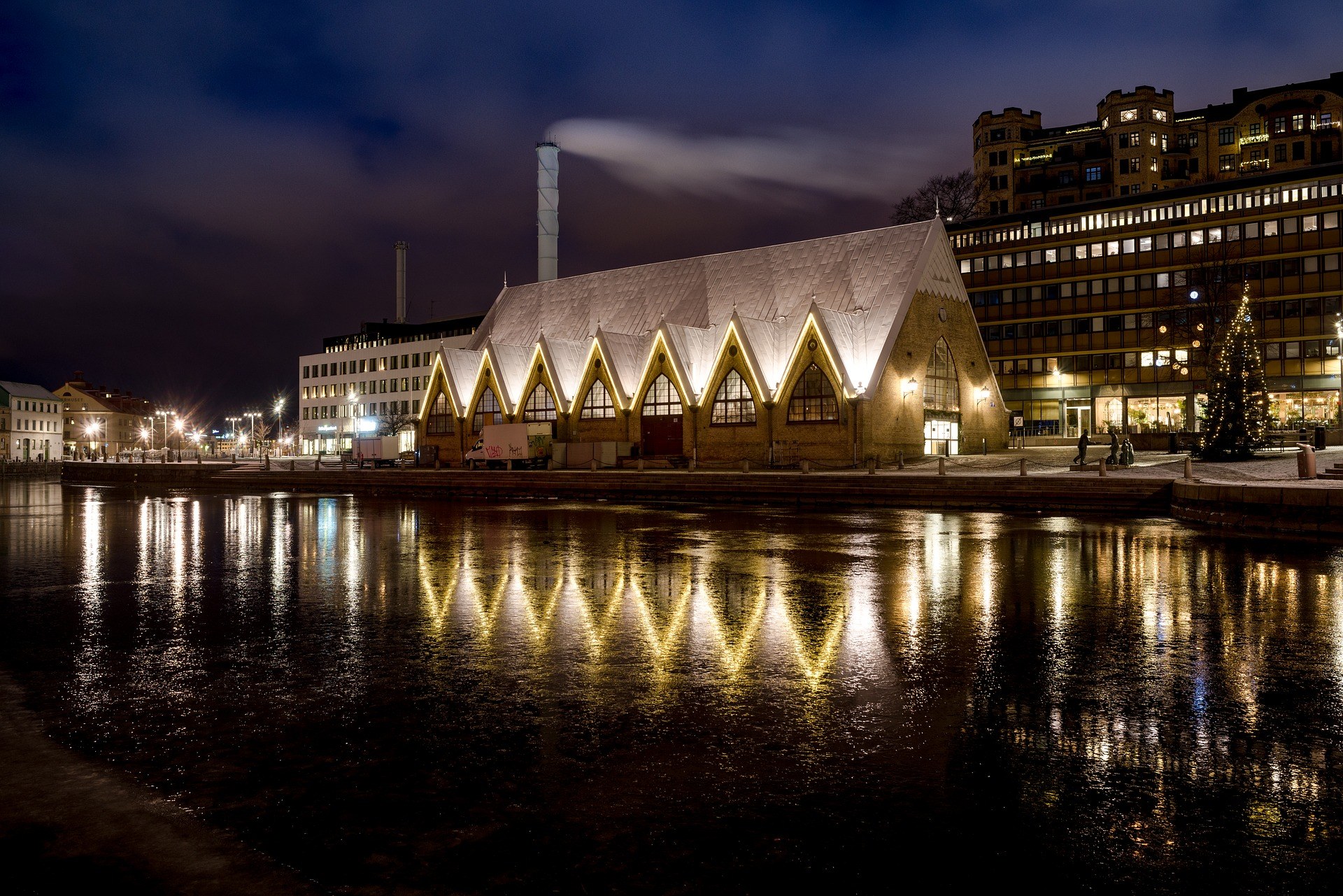 Feskekôrka vid Rosenlundskanalen i Göteborg i kvällsljus